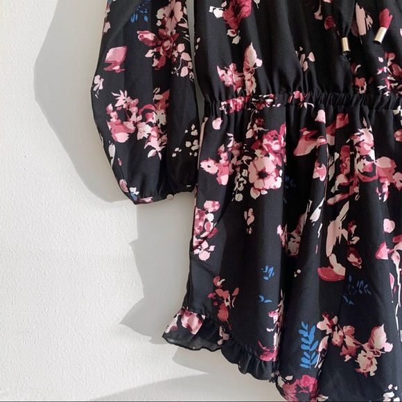 Floral romper with long sleeves and v neckline - Picture 7 of 8